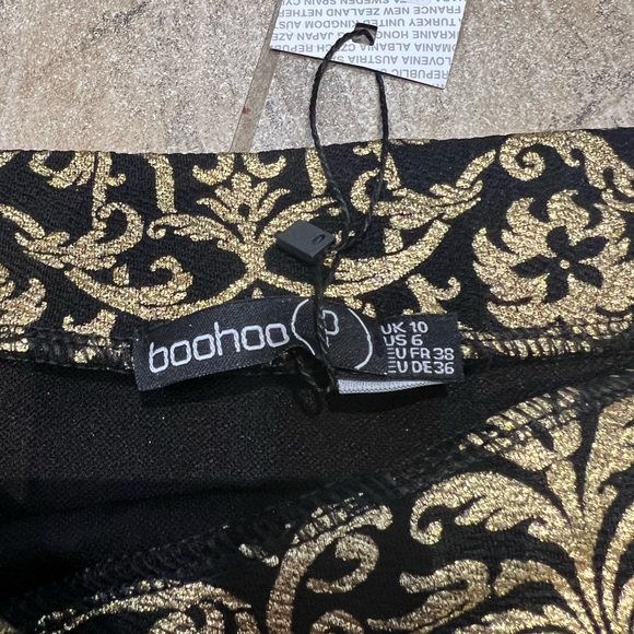 Black & Gold brocade print mini skirt. Size 6 - Picture 5 of 5